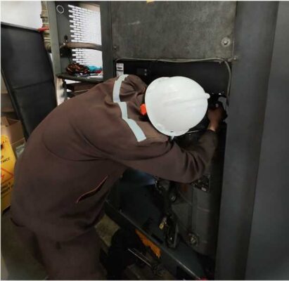 cach-lam-sach-ket-giai-nhiet-may-nen-khi-de-tran