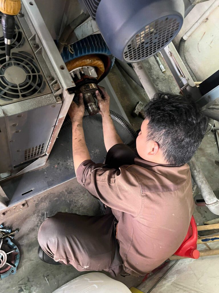 Kỹ thuật Việt Mỹ sửa máy nén khí tại nhà xưởng khách hàng