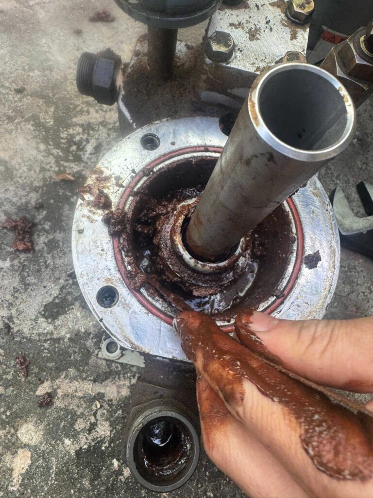 Kiểm tra trục, phớt đầu nén