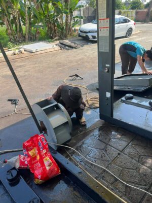 cach-lam-sach-ket-giai-nhiet-may-nen-khi-de-tran