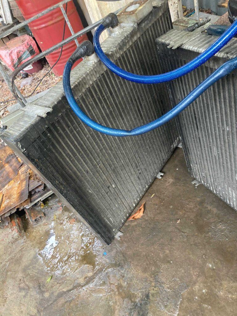 Két giải nhiệt máy nén khí bám bẩn gây quá nhiệt