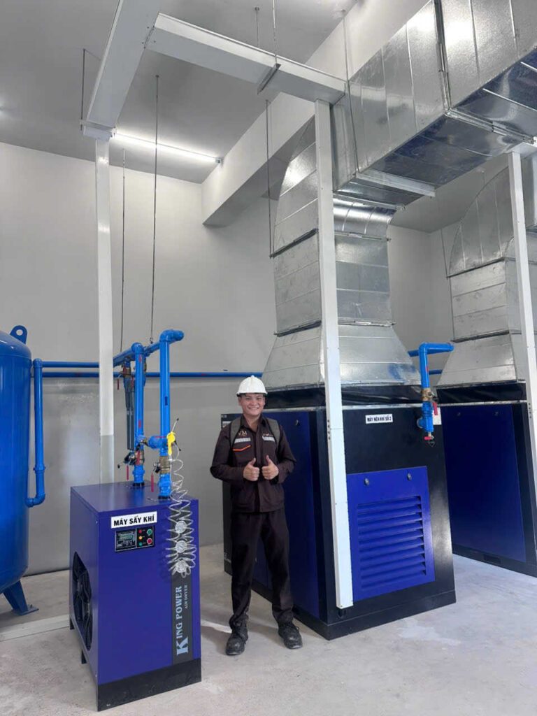 Kỹ sư Việt Mỹ bàn giao hệ thống máy nén khí